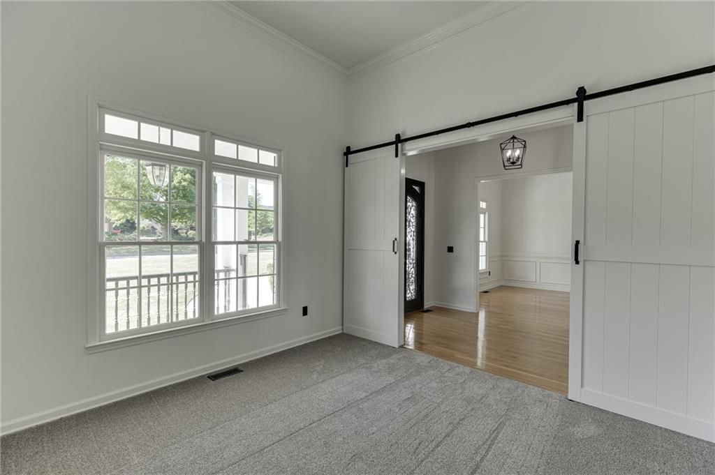 Image 8 of property listing at 5821 Chalet Way, Hoschton, GA 30548