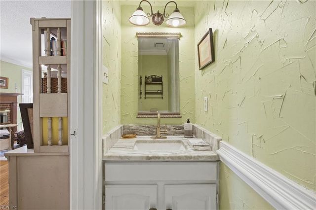 654 Lord Dunmore DR, Virginia Beach, VA 23464