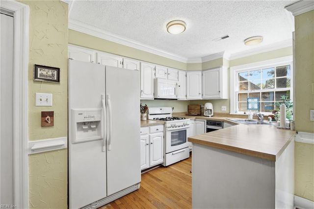 654 Lord Dunmore DR, Virginia Beach, VA 23464