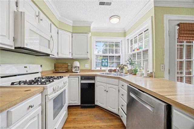 654 Lord Dunmore DR, Virginia Beach, VA 23464