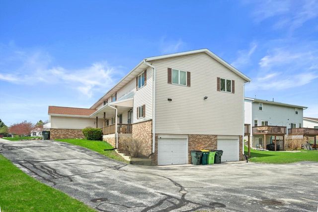 1605 Vogt DRIVE, West Bend, WI 53095
