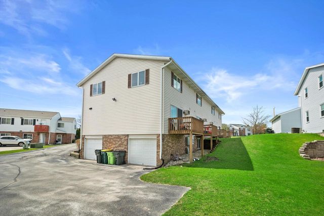 1605 Vogt DRIVE, West Bend, WI 53095