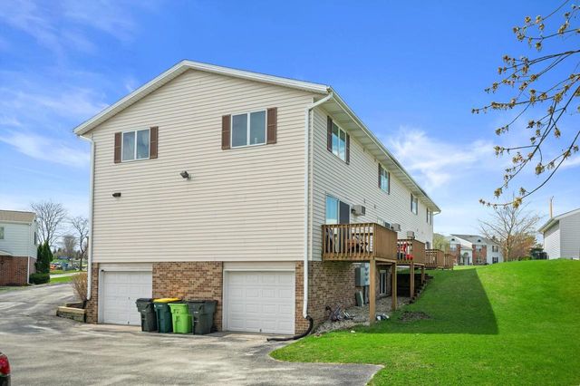 1605 Vogt DRIVE, West Bend, WI 53095
