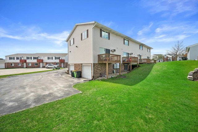 1605 Vogt DRIVE, West Bend, WI 53095