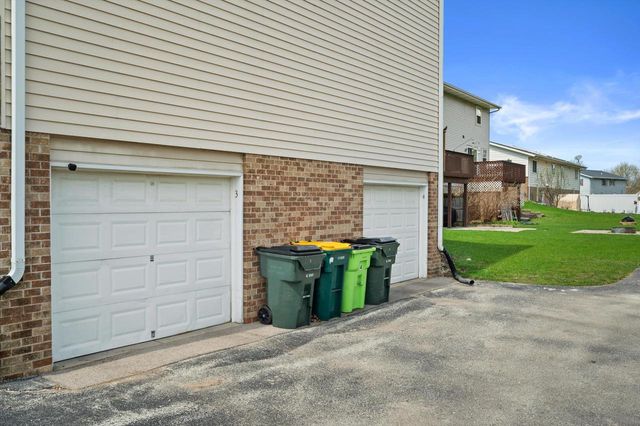 1605 Vogt DRIVE, West Bend, WI 53095