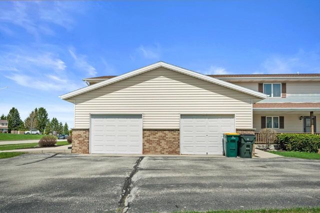 1605 Vogt DRIVE, West Bend, WI 53095