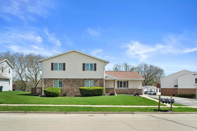 1605 Vogt DRIVE, West Bend, WI 53095