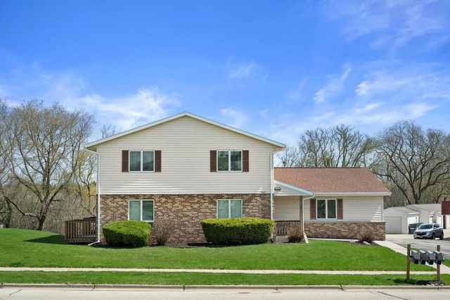 1605 Vogt DRIVE, West Bend, WI 53095