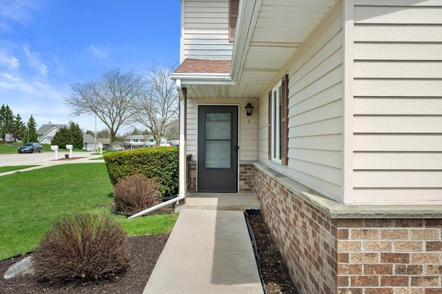 1605 Vogt DRIVE, West Bend, WI 53095