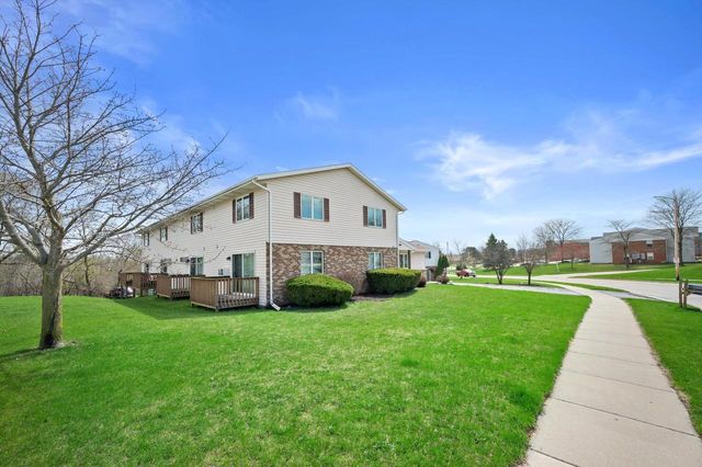1605 Vogt DRIVE, West Bend, WI 53095