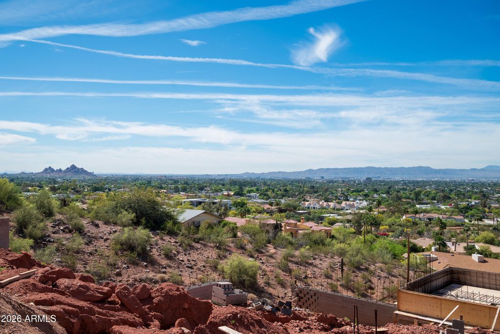 Image 3 of property listing at 4839 E GRANDVIEW Lane 45, Phoenix, AZ 85018