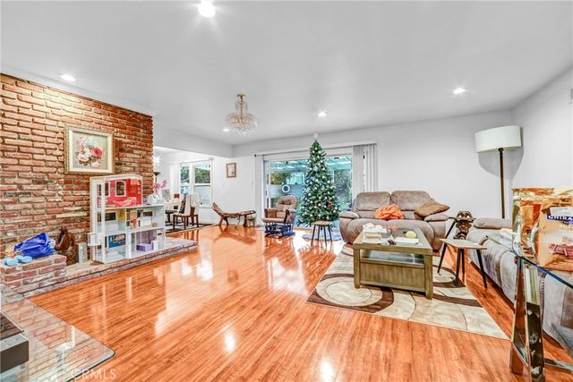 19831 Gresham, Northridge, CA 91324