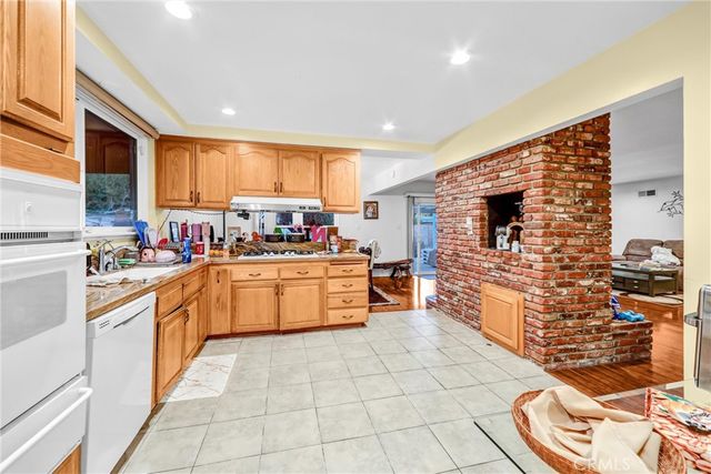 19831 Gresham, Northridge, CA 91324