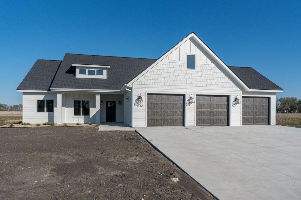 2132 Deerwood Drive, North Mankato, MN 56003