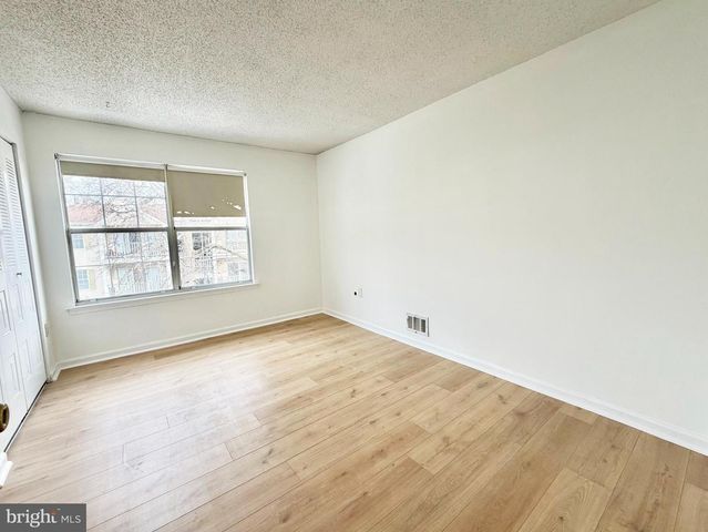 6 HOLLY CT, Hamilton, NJ 08619