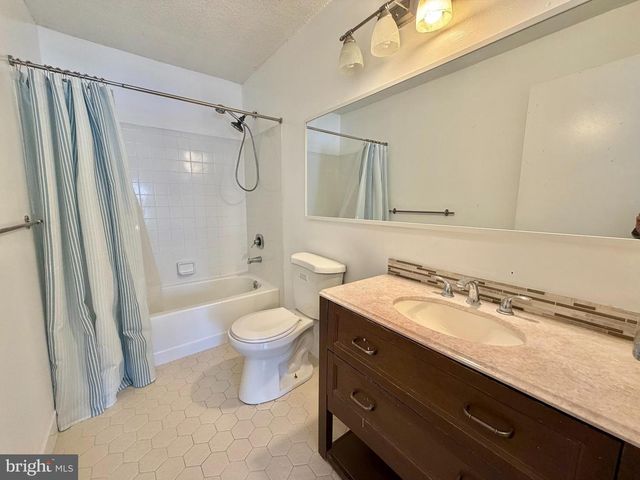 6 HOLLY CT, Hamilton, NJ 08619