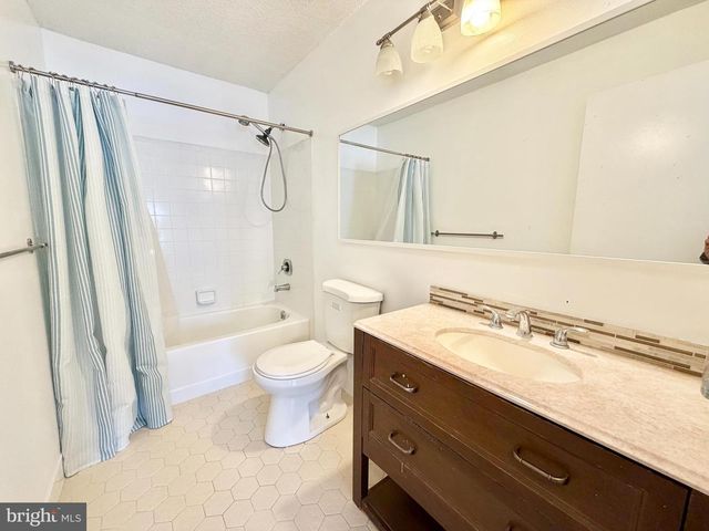 6 HOLLY CT, Hamilton, NJ 08619