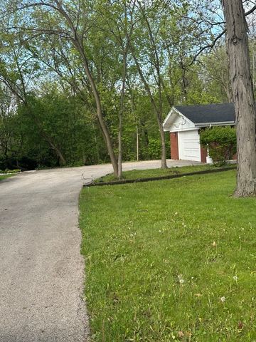 2030 Crestwood Lane, Palatine, IL 60067