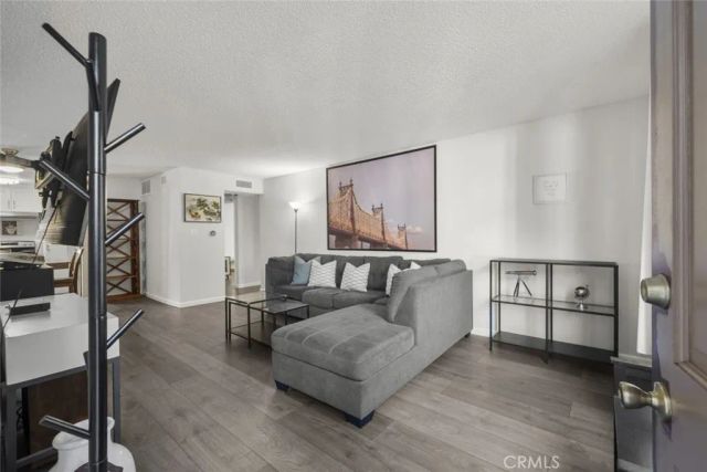 18555 Collins Street C18, Tarzana, CA 91356