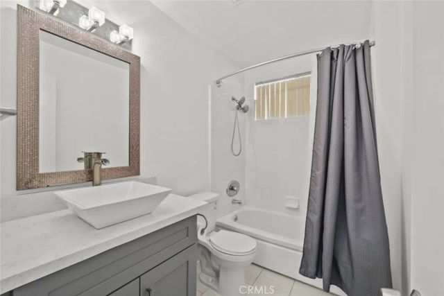 18555 Collins Street C18, Tarzana, CA 91356