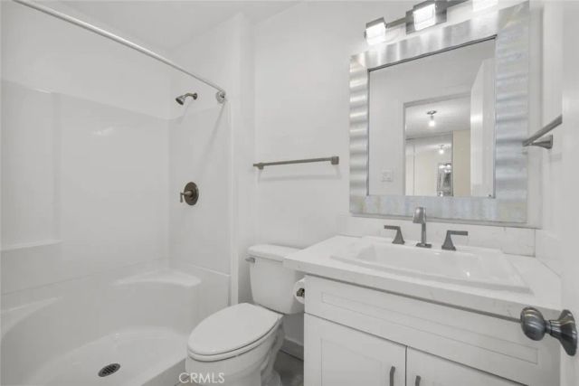 18555 Collins Street C18, Tarzana, CA 91356