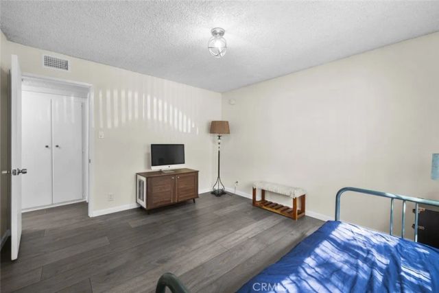 18555 Collins Street C18, Tarzana, CA 91356