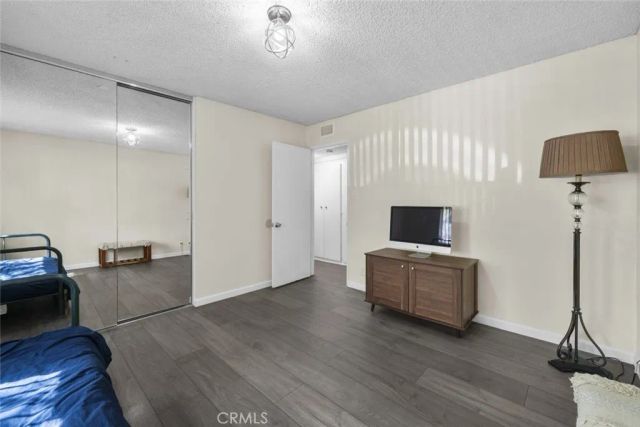 18555 Collins Street C18, Tarzana, CA 91356