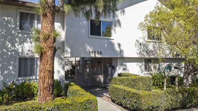 18555 Collins Street C18, Tarzana, CA 91356