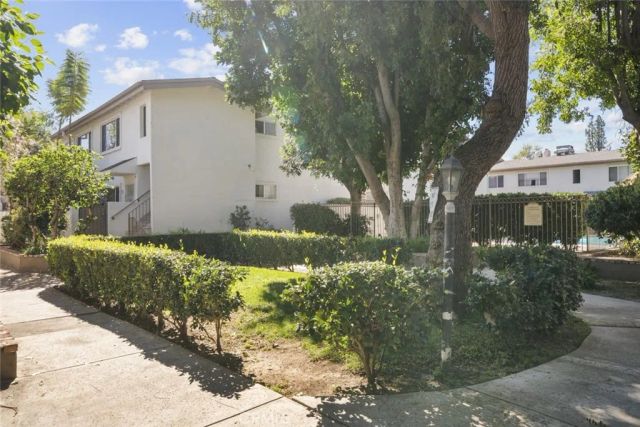 18555 Collins Street C18, Tarzana, CA 91356