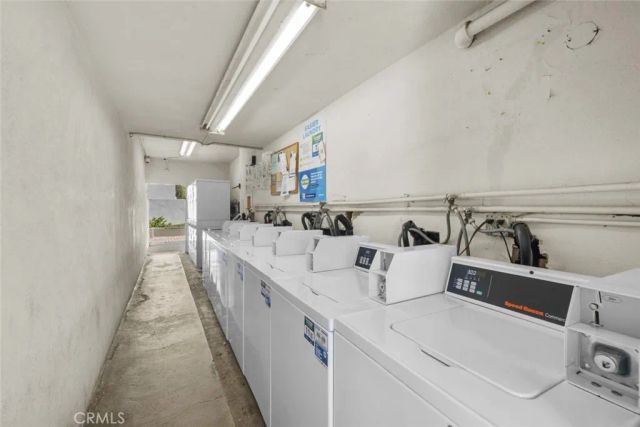 18555 Collins Street C18, Tarzana, CA 91356