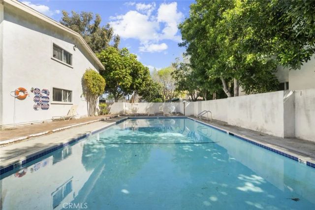 18555 Collins Street C18, Tarzana, CA 91356