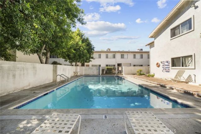 18555 Collins Street C18, Tarzana, CA 91356