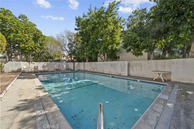 18555 Collins Street C18, Tarzana, CA 91356