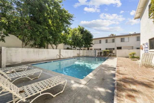 18555 Collins Street C18, Tarzana, CA 91356