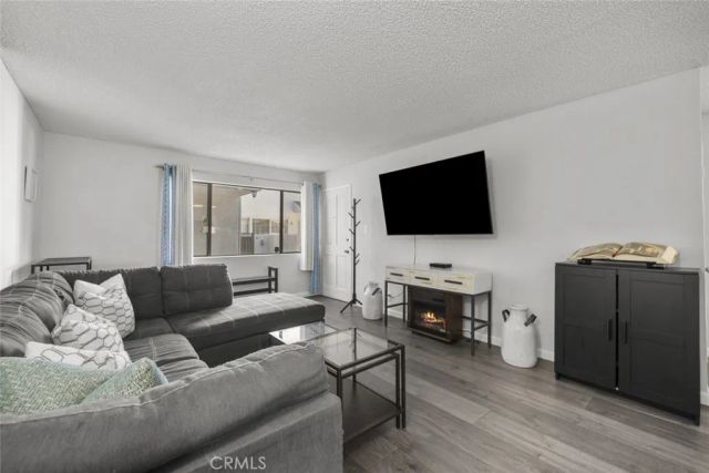 18555 Collins Street C18, Tarzana, CA 91356