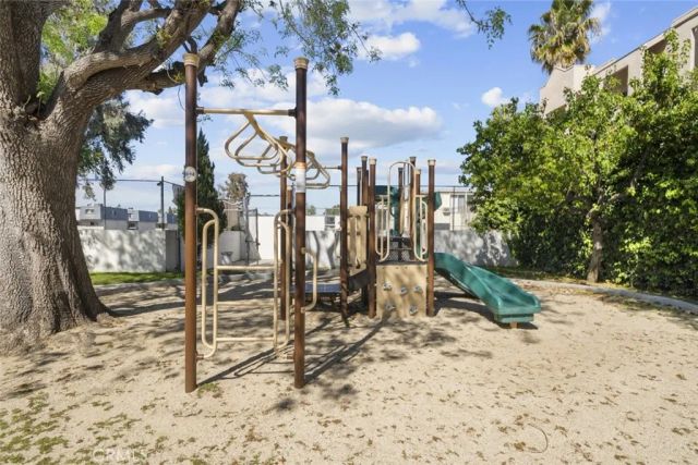 18555 Collins Street C18, Tarzana, CA 91356