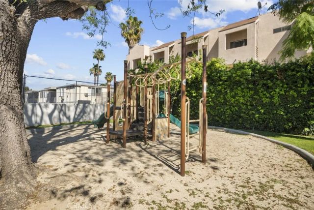 18555 Collins Street C18, Tarzana, CA 91356