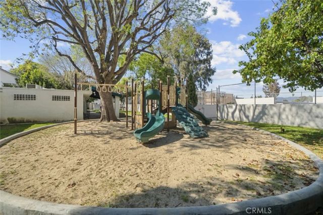 18555 Collins Street C18, Tarzana, CA 91356