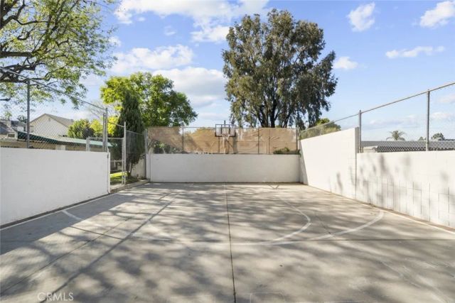 18555 Collins Street C18, Tarzana, CA 91356