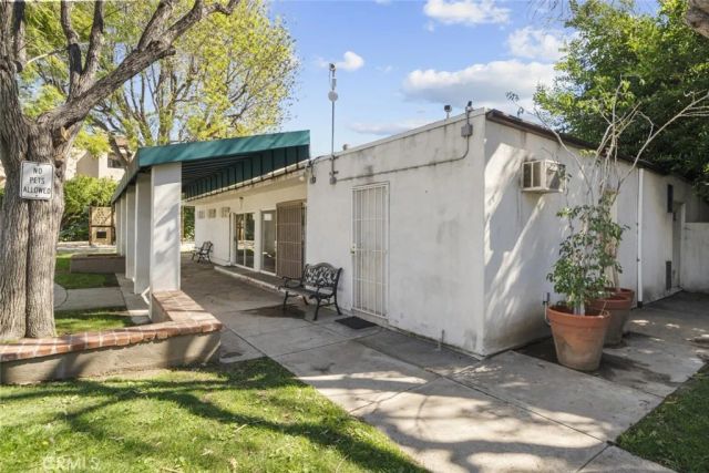 18555 Collins Street C18, Tarzana, CA 91356