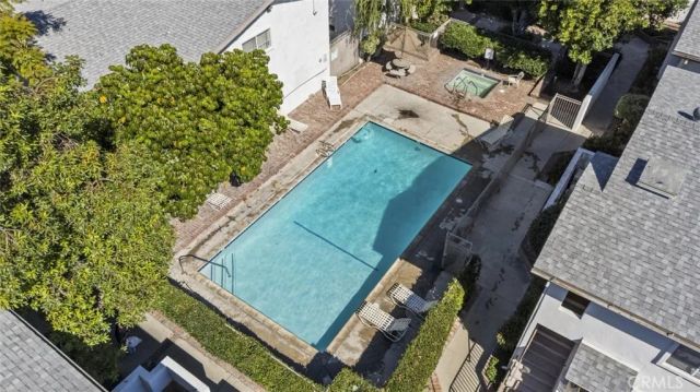 18555 Collins Street C18, Tarzana, CA 91356