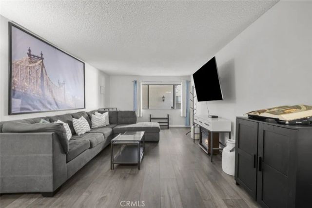 18555 Collins Street C18, Tarzana, CA 91356