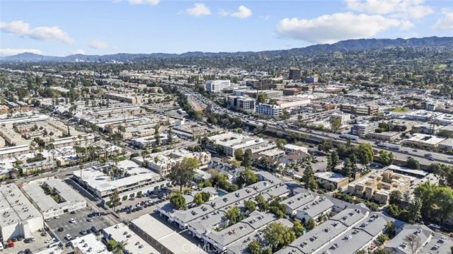 18555 Collins Street C18, Tarzana, CA 91356