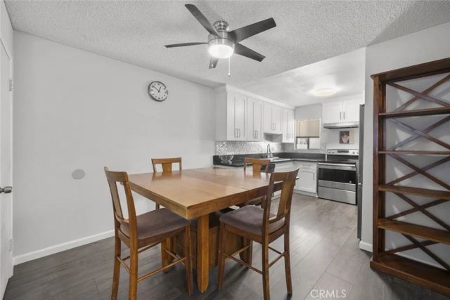 18555 Collins Street C18, Tarzana, CA 91356