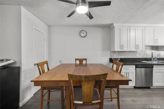 18555 Collins Street C18, Tarzana, CA 91356