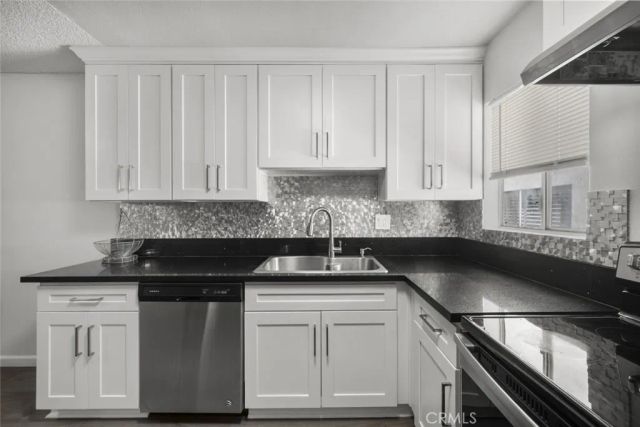 18555 Collins Street C18, Tarzana, CA 91356