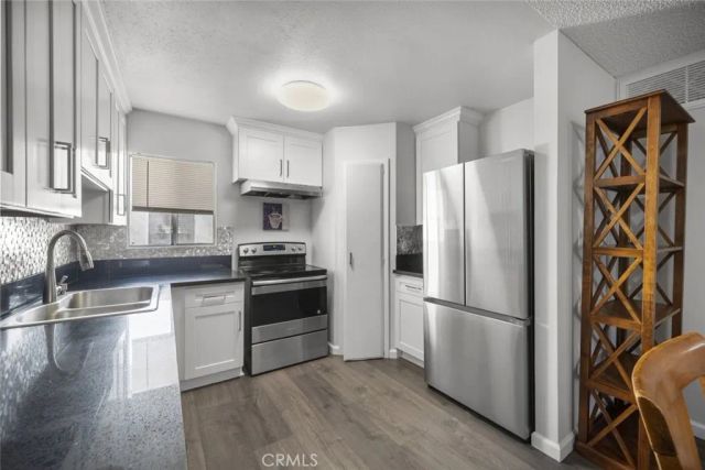 18555 Collins Street C18, Tarzana, CA 91356