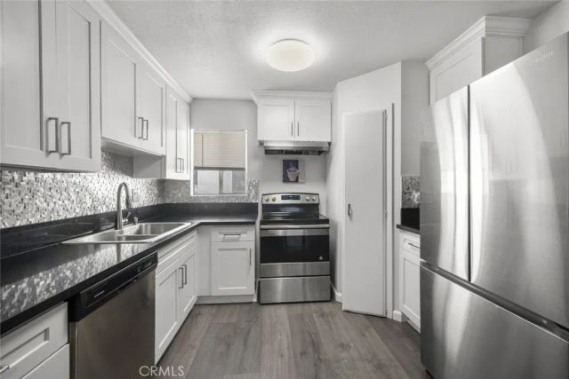 18555 Collins Street C18, Tarzana, CA 91356