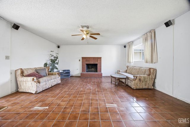 2418 Hasti Acres Drive, Bakersfield, CA 93309