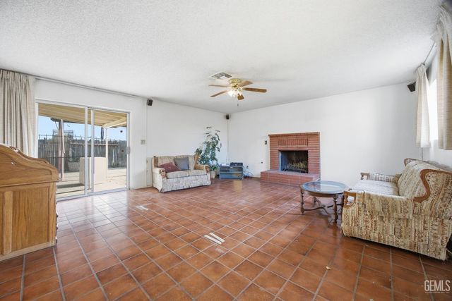 2418 Hasti Acres Drive, Bakersfield, CA 93309